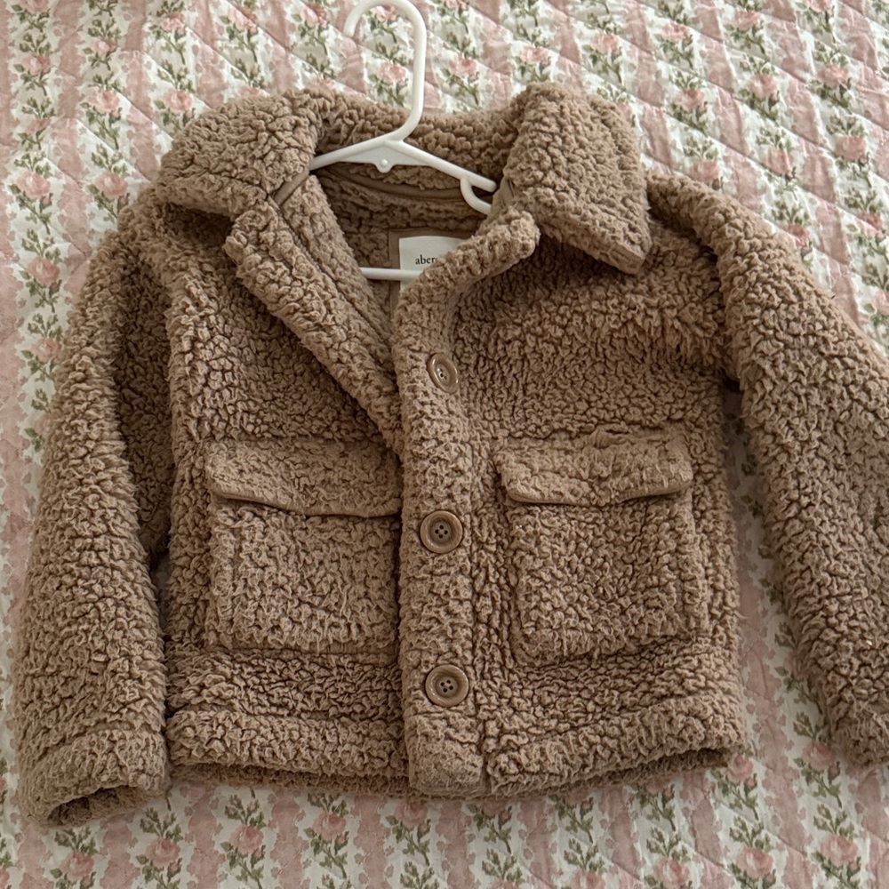 Abercrombie Kids Tan Sherpa Jacket 5/6 fits more like a 6